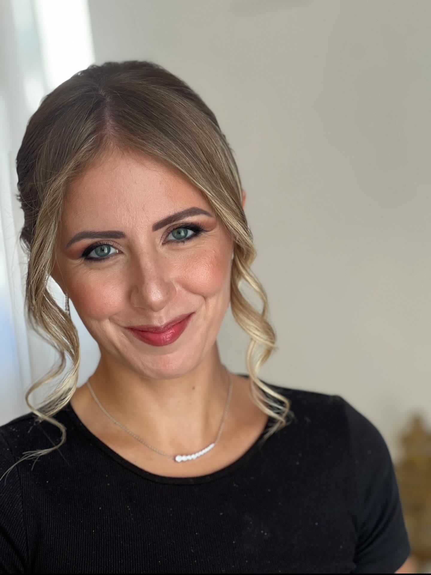 Trucco glamour naturale con occhi nude e labbra rosa brillante