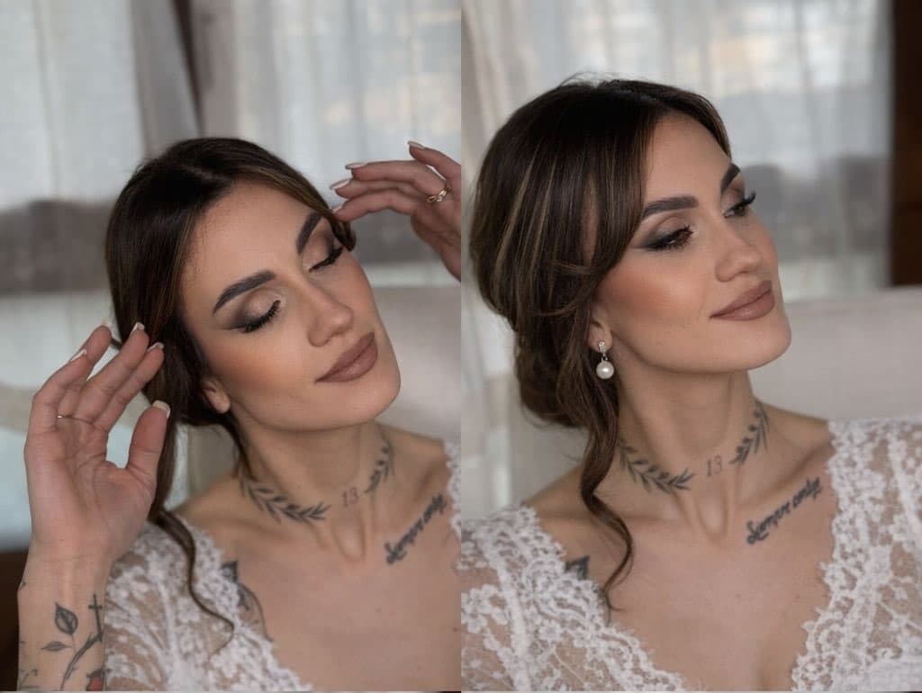 Sposa durante il getting ready vicino alla finestra, trucco soft glam