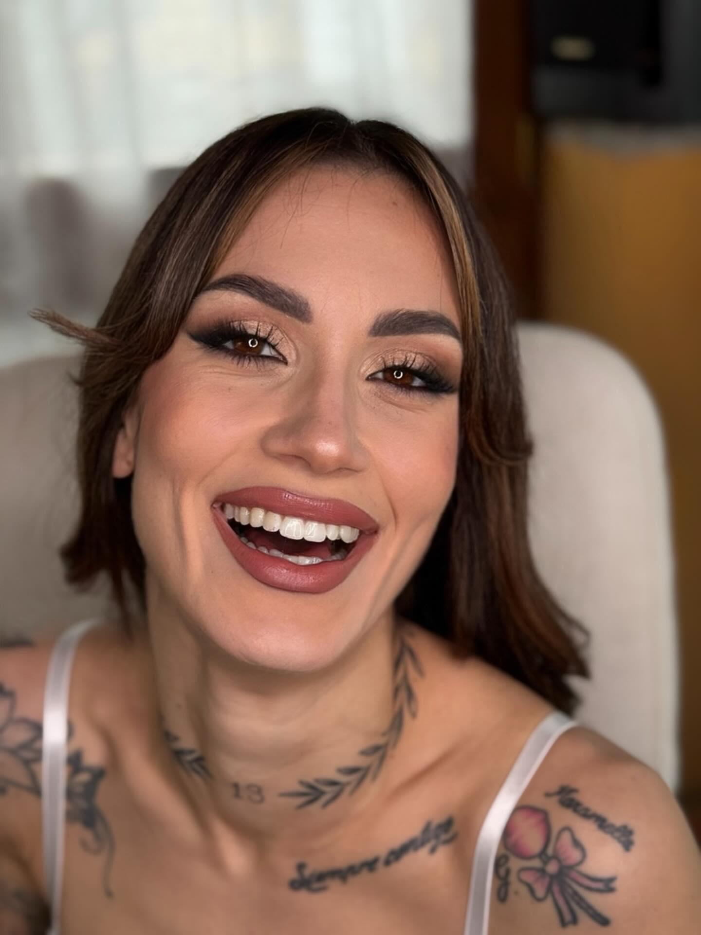 Dettaglio trucco sposa con sguardo dolce e acconciatura raccolta