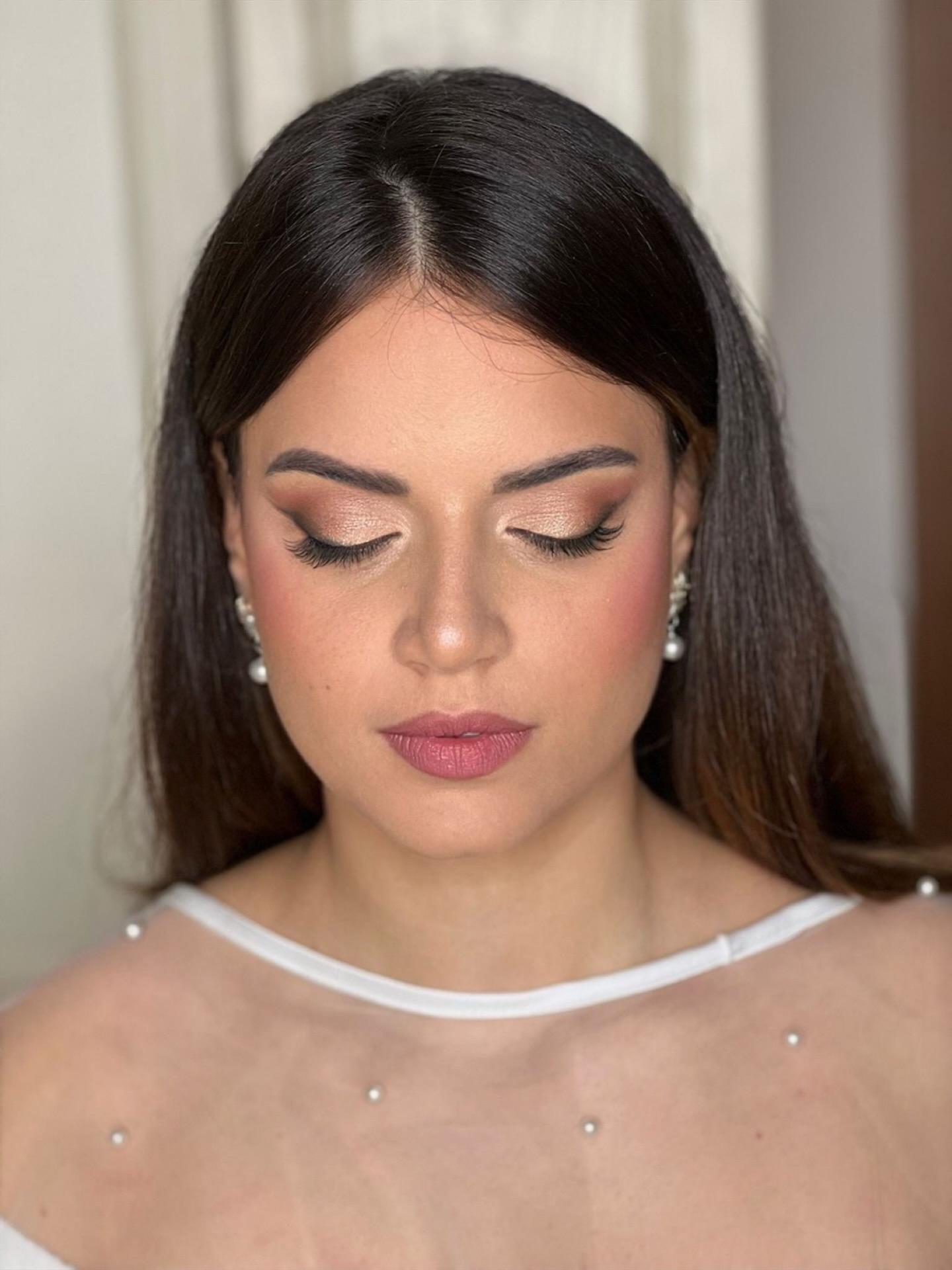 Trucco sposa romantico con eyeshadow rosa dorato e abito perlato
