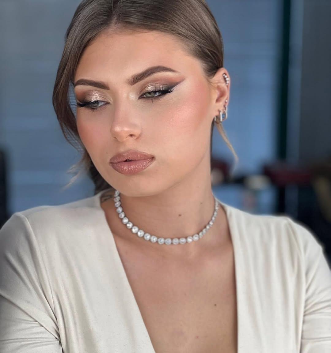 Ritratto sposa con trucco glamour e collana di diamanti
