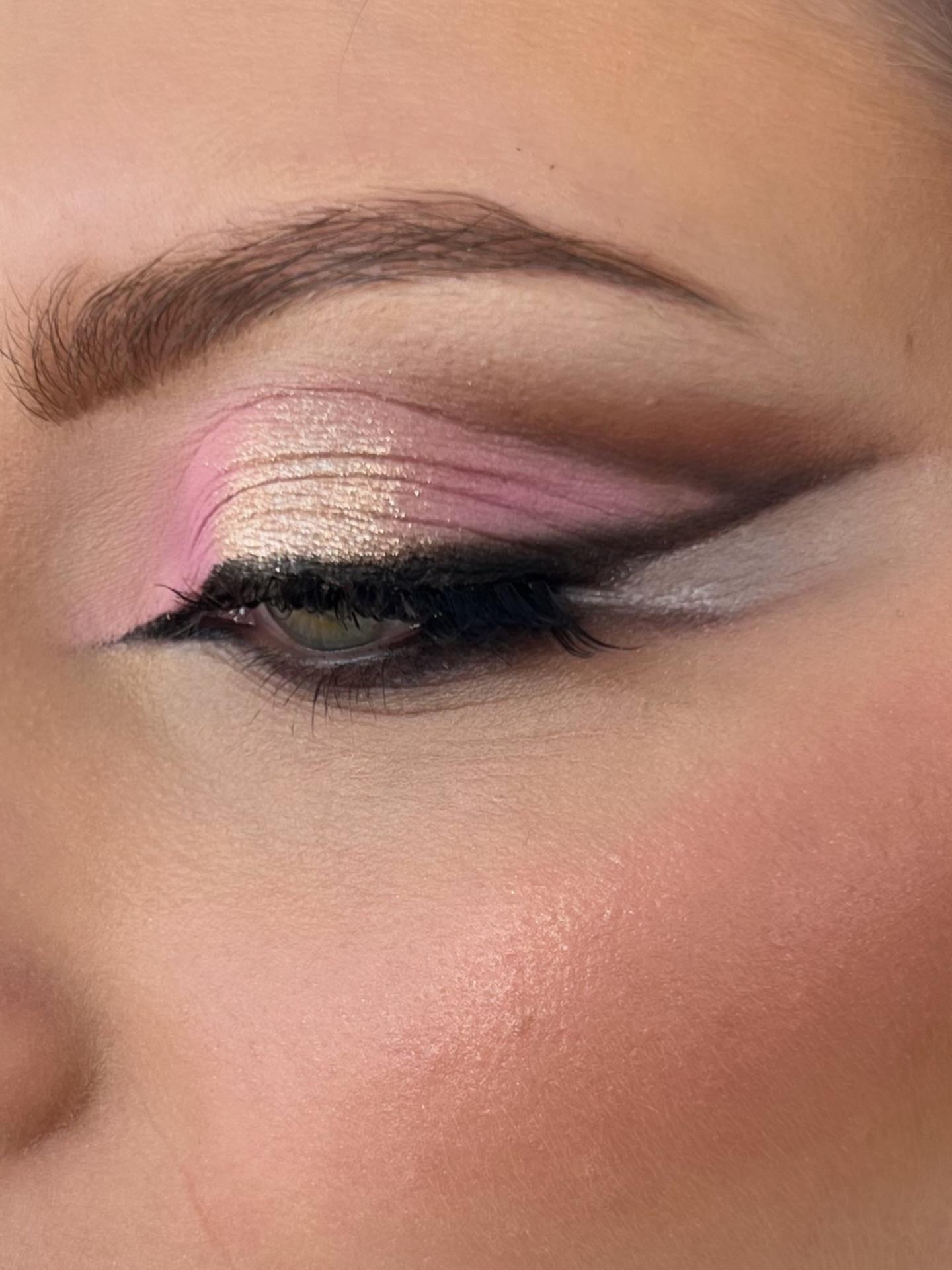 Dettaglio occhio con eyeshadow rosa e oro ed eyeliner grafico