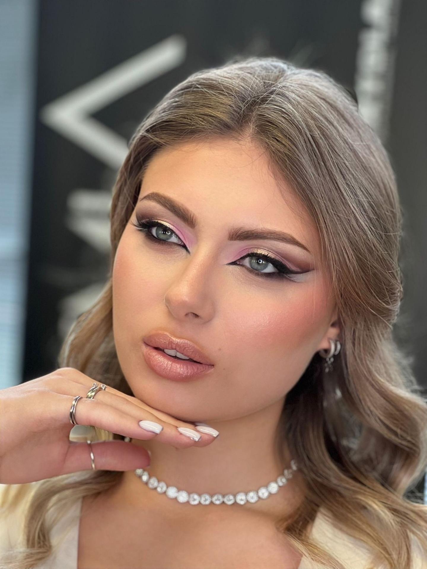 Trucco occhi rosa e oro con eyeliner deciso e sguardo intenso