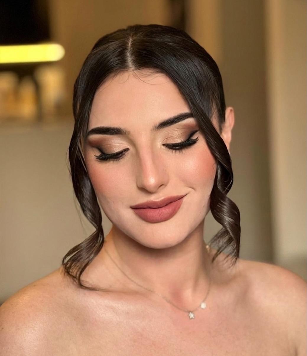 Trucco sposa soft glam con acconciatura boho e collana delicata