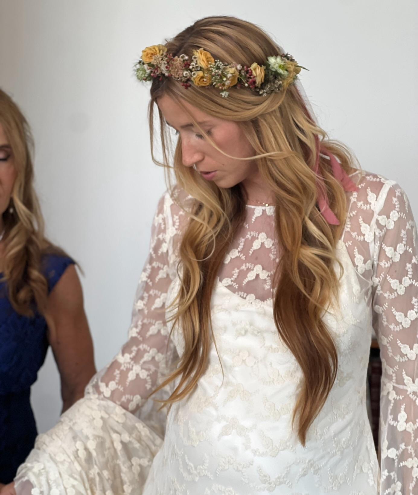 Sposa boho con corona di fiori e abito in pizzo
